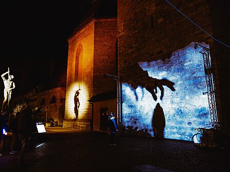 Die Albuingasse beim Wasserfestival in Brixen