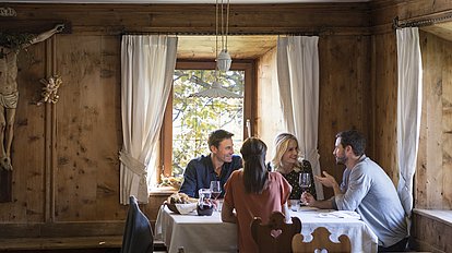 Gäste beim Törggelen in einem der Buschenschänke in Brixen, Südtirol